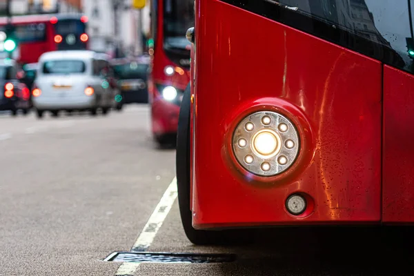Лондон, Англия, Великобритания - 31 декабря 2019 г.: крупным планом красный двухэтажный автобус фары на разряженной городской улице — стоковое фото