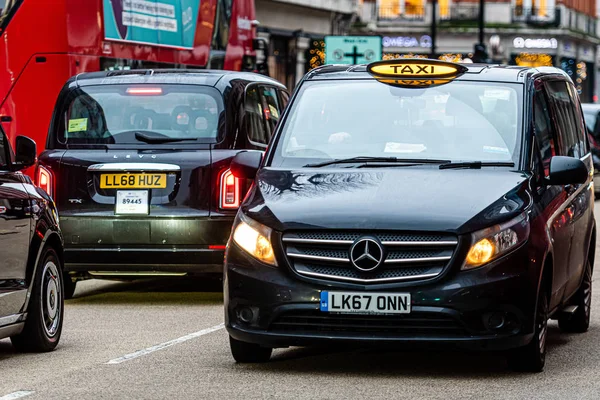 London, England, Storbritannien - 31 december 2019: Trafikstockning i Londons centrum med taxibilar och röda dubbeldäckare — Stockfoto