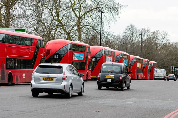 Лондон, Англия, Великобритания - 2 января 2020 года: Красные двухэтажные автобусы и такси на улицах Лондона — стоковое фото