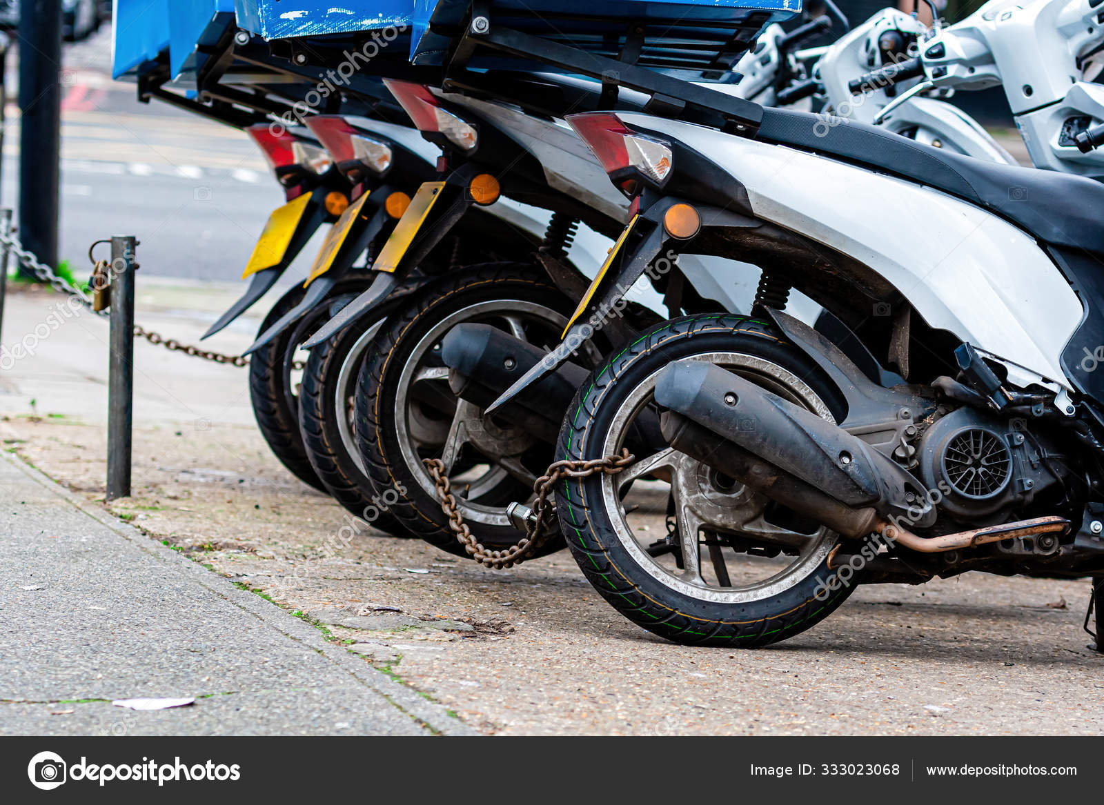 The rear wheels of the pizza delivery scooter chain are locked with an