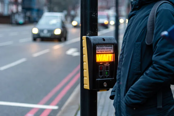 Crosswalk knapp för fotgängare med ljusvarning på en defocused bakgrund, London, Storbritannien — Stockfoto