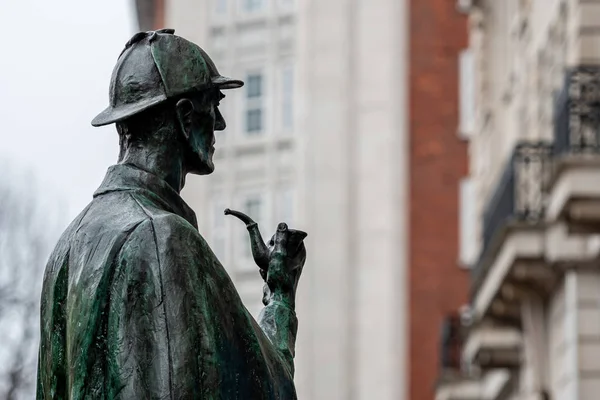 Статуя Шерлока Холмса возле станции метро на Бейкер-стрит — стоковое фото
