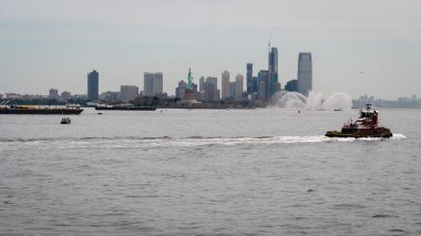 New York, Usa - 7 Haziran 2019: Bir tekne nehri geçtiğinde Staten Island 'dan nehrin karşısındaki aşağı Manhattan' a bakmak. - Görüntü
