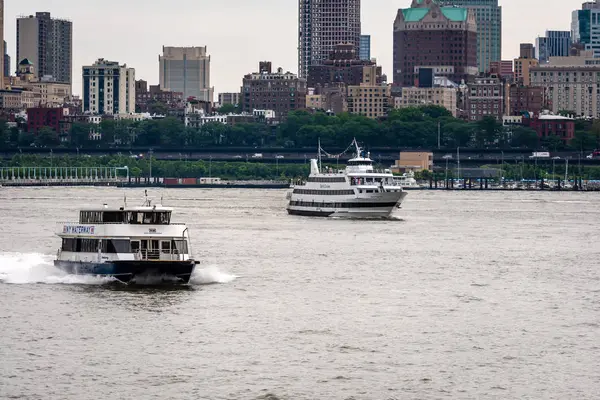 New York, USA - 7. Juni 2019: Touristenboote auf dem East River vor Manhattan, eine Fähre auf dem East River befährt den Hudson River - Bild — Stockfoto