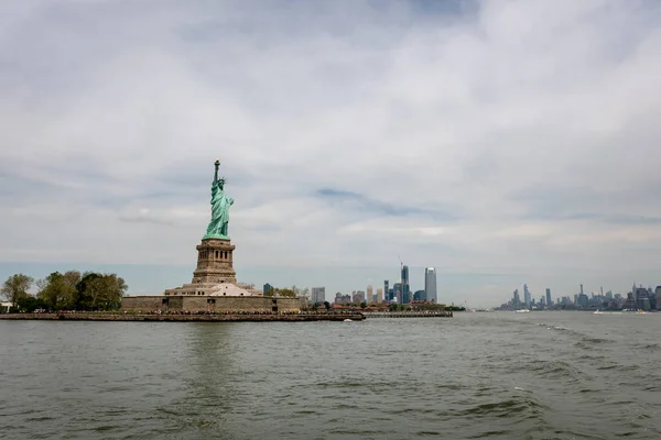 New York, États-Unis - 7 juin 2019 : Statue de la Liberté, Liberty Island, avec Manhtattan en arrière-plan - Image — Photo