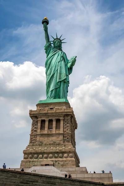 Νέα Υόρκη, ΗΠΑ-7 Ιουνίου, 2019: άγαλμα της ελευθερίας στο νησί Liberty κοντινά πλάνα με τον μπλε ουρανό στη Νέα Υόρκη Μανχάταν-εικόνα — Φωτογραφία Αρχείου
