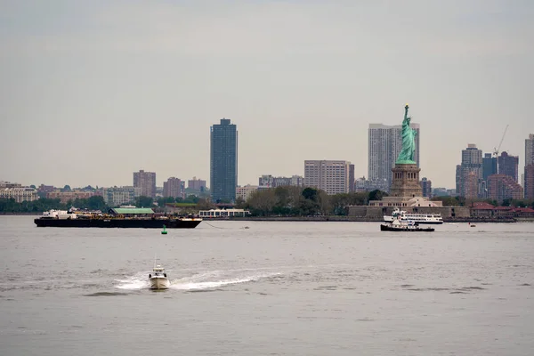 Нью-Йорк, США-7 червня 2019: пором човен наближається статуя свободи, острів свободи-зображення — стокове фото