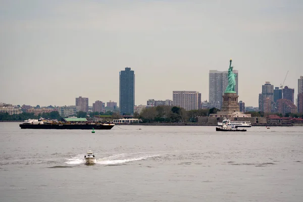 Nova York, EUA - 7 de junho de 2019: Ferry Boat se aproximando da Estátua da Liberdade, Ilha da Liberdade - Imagem — Fotografia de Stock