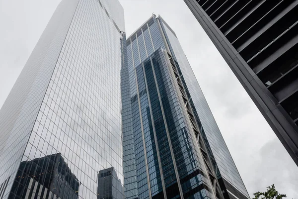 Нью-Йорк, США - 21 июня 2019 года: Низкоугольный вид на небоскребы в Финансовом районе Нью-Йорка, США - Изображение — стоковое фото