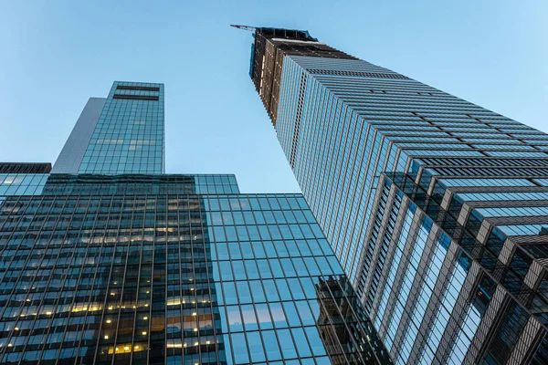 Нью-Йорк, США - 22 июня 2019 года: Низкоугольный вид на небоскребы в Финансовом районе Нью-Йорка, США - Изображение — стоковое фото
