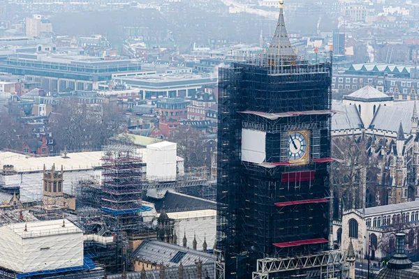 Reloj Big Ben en Londres reparaciones de mantenimiento. Torre de reloj famosa en Inglaterra en construcción, Londres, Reino Unido — Foto de Stock
