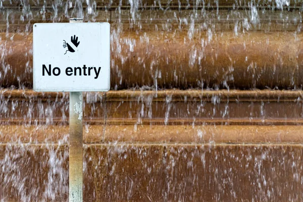 Znak zakazujący wejścia do basenu przy fontannie miejskiej — Zdjęcie stockowe