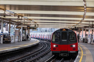 Londra metro treni Finchley Road İstasyonu 'nun doğu platformuna yaklaşıyor.