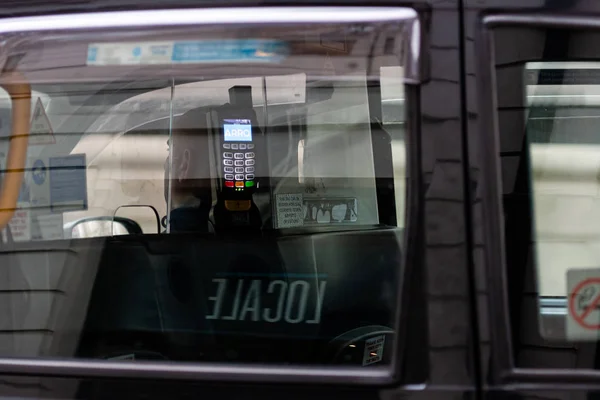 Абстрактный вид через окно такси на банковский терминал для оплаты поездки на такси в Лондон — стоковое фото