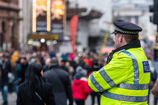 Politie patrouilleert op straat tijdens de Londense nieuwjaarsparade 2020 — Stockfoto