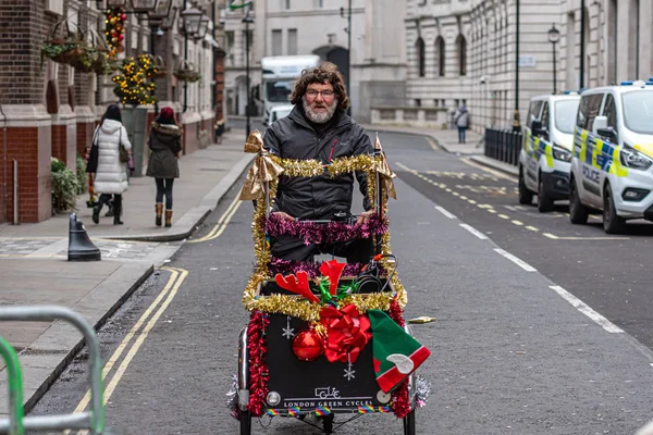 Серый человек покидает парад в честь Нового Года в Лондоне 2020 — стоковое фото
