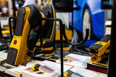 Vehicle body grinding and polishing tools