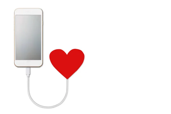 Концепція сили кохання, на білому тлі ізольований мобільний смартфон з порожнім екраном, який заряджається від червоного серця, плоский — стокове фото