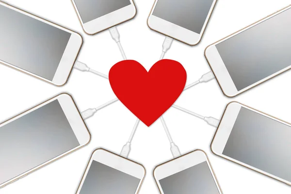 Fehér háttér elszigetelt Számos okostelefon egy üres képernyőn, amely töltődik a szíve piros papírt, a koncepció a hatalom a szerelem és az online kapcsolat építése, — Stock Fotó