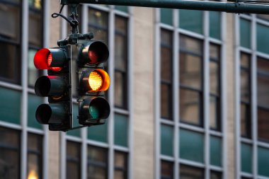 New York, ABD 'deki birçok gökdelen arasında Manhatan Caddesi üzerinde kırmızı ışıklı trafik ışığı