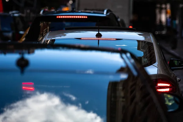 Um close-up de carros com as luzes de freio acesas no tráfego noturno em Manhattan, Nova York, EUA — Fotografia de Stock