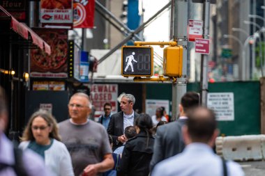 New York City, Usa - 6 Haziran 2019: Manhattan 'da kalabalık bir kavşakta insanlar karşıdan karşıya geçiyor