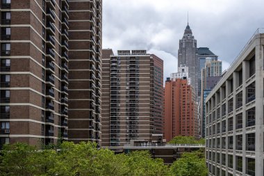 New York, Usa - 21 Haziran 2019: Brooklyn köprüsü yakınlarındaki yerleşim ve ofis binalarıyla Manhattan manzarası