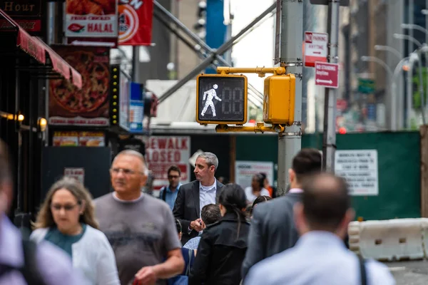 New York, USA - 6 giugno 2019: persone che attraversano la strada ad un incrocio affollato a Manhattan — Foto Stock