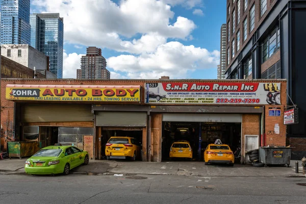 Manhattan, New York, USA - 6 giugno 2019: Diversi taxi in officina — Foto Stock