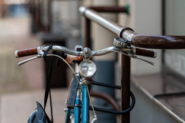 Metal bir çite kilitlenmiş bisiklet gidonu, güvenlik konsepti