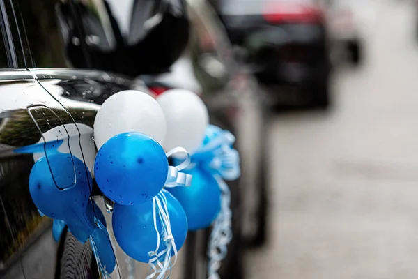 Coche con globos azules y blancos para llevar al bebé recién nacido a casa desde el hospital de maternidad —  Fotos de Stock