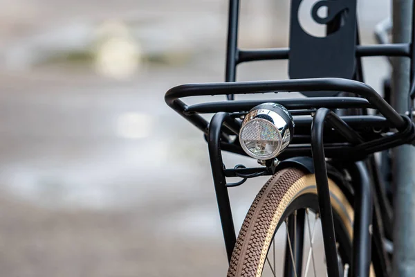 Крупный план современного велосипеда, привязанного к металлическому забору, концепция безопасности — стоковое фото