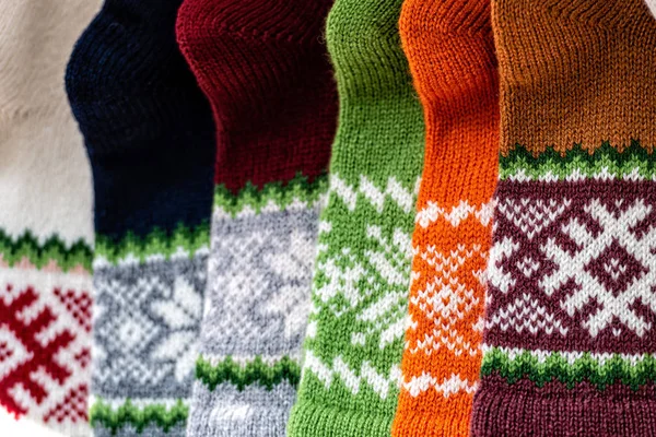 Hagyományos lett kötött gyapjú kesztyű és zokni, értékes tárgyak, különböző színek, különböző lett régiókban, jelen vannak az ünnepségeken és családi eseményeken — Stock Fotó