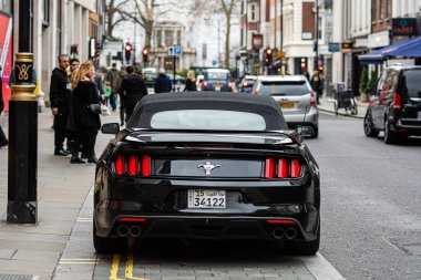 Londra, İngiltere, Uk - 2 Ocak 2020: siyah, pahalı bir spor kaslı araba bir şehir sokağının kenarına park edilmiş.