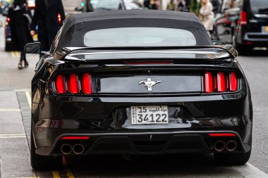 Londra, İngiltere, Uk - 2 Ocak 2020: siyah, pahalı bir spor kaslı araba bir şehir sokağının kenarına park edilmiş.