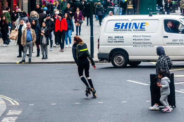 Женщины на роликовых коньках на пересечении центральных улиц Лондона — стоковое фото