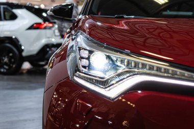 Modern bir arabanın ön ışığına yakın çekim. Dış ayrıntılar.