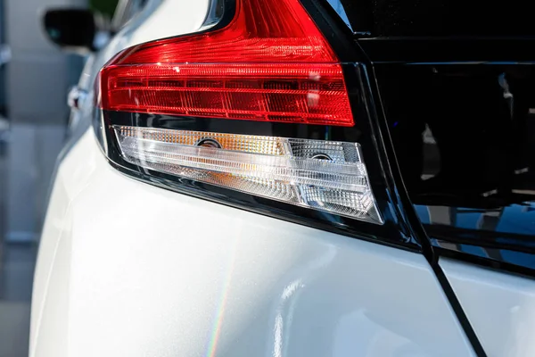 Közelkép egy modern autó hátsó lámpájáról. Külső részletek. — Stock Fotó