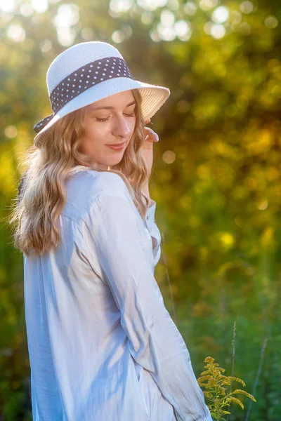 Эмоциональный Портрет Счастливой Веселой Красивой Девушки Шляпе Закате Изображение — стоковое фото