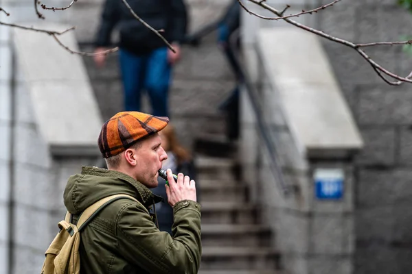 Londres Inglaterra Reino Unido Enero 2020 Hombre Fuma Cigarrillo Electrónico —  Fotos de Stock