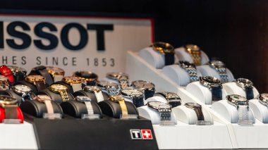 Cenevre, İsviçre - 14 Nisan 2019: Tissot marka saatler. Vitrinde satılık Tissot lüks saatler - imaj