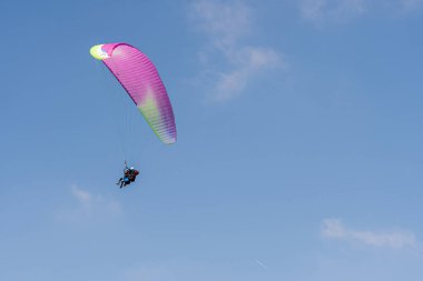 Cenevre, İsviçre - 14 Nisan 2019: Açık mavi gökyüzüne karşı İsviçre Alplerinde paragliding