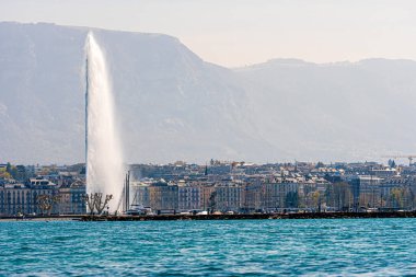 Cenevre, İsviçre - 15 Nisan 2019: Jet d.Eau 'su veya gölden fışkıran büyük çeşmesi ile Cenevre Gölü en ünlü şehirler -