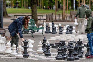 Cenevre, İsviçre - 16 Nisan 2019: Parc des Bastions 'da geleneksel büyük boy sokak satrancı oynayan insanlar - imaj