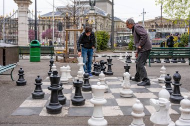 Cenevre, İsviçre - 16 Nisan 2019: Parc des Bastions 'da geleneksel büyük boy sokak satrancı oynayan insanlar - imaj
