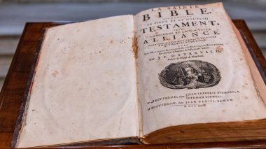 Cenevre, İsviçre - 14 Nisan 2019: Reformist Protestan St. Pierre Katedrali 'nde Dini Kitabın kopyası