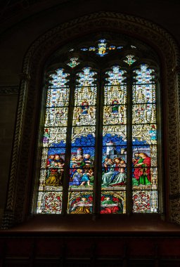 Cenevre, İsviçre - 14 Nisan 2019: Protestan St. Pierre Katedrali. Dini motifli lekeli camlar - imaj
