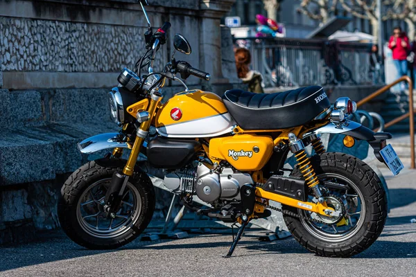 Geneve Schweiz April 2019 Minimotorcykel Parkerad Strandpromenaden Bild — Stockfoto