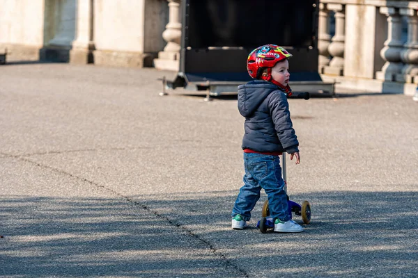 Genewa Szwajcaria Kwietnia 2019 Chłopiec Skuterem Chodniku Słoneczny Wiosenny Dzień — Zdjęcie stockowe