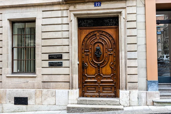 ジュネーブ スイス 4月14 2019 ジュネーブの旧市街にある古い建物への豪華な木製の扉 — ストック写真